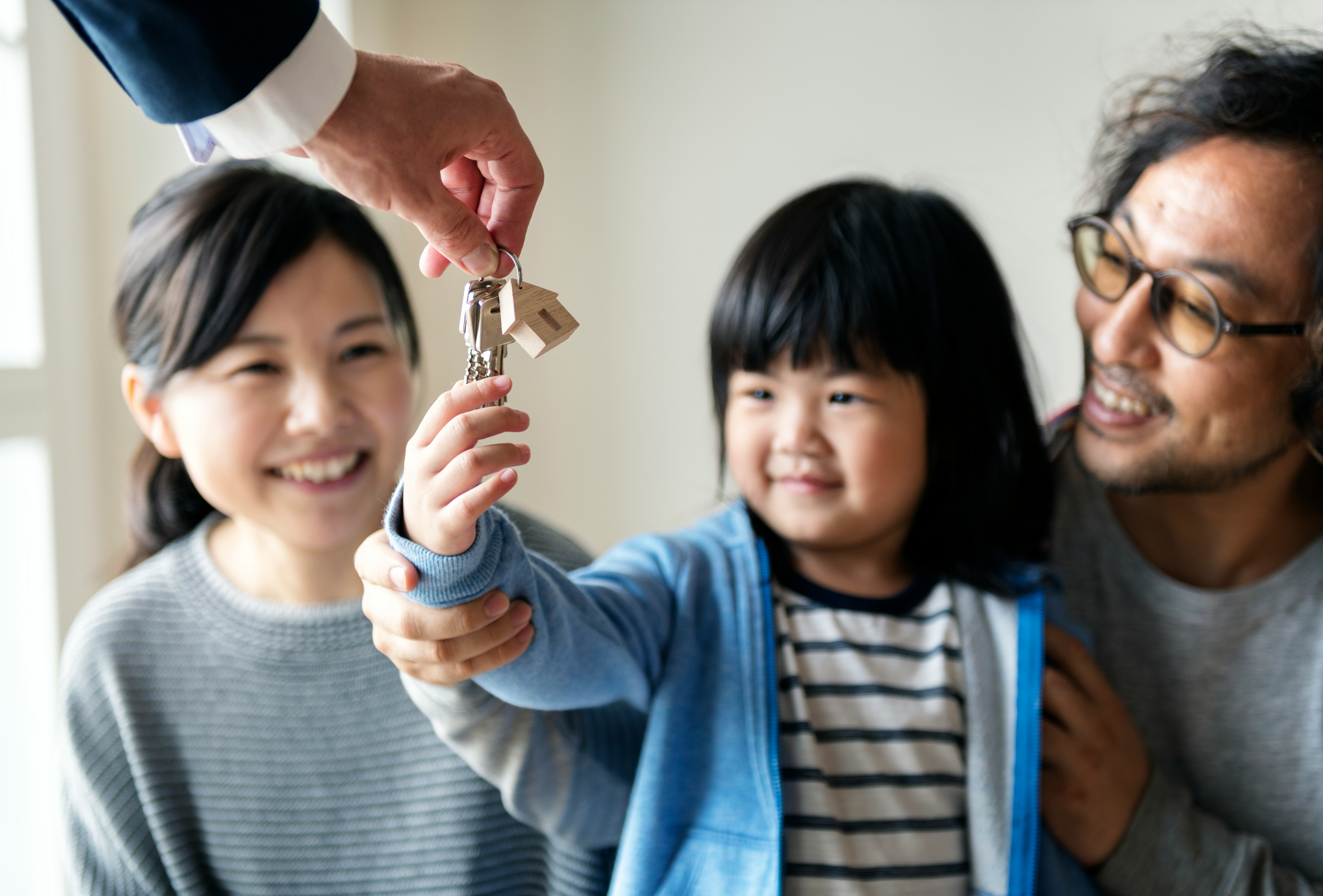 Family receiving the keys to their new Dutch home